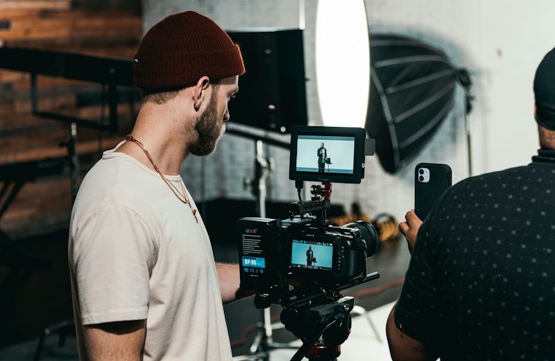 Ekip quay video với máy quay và gimbal